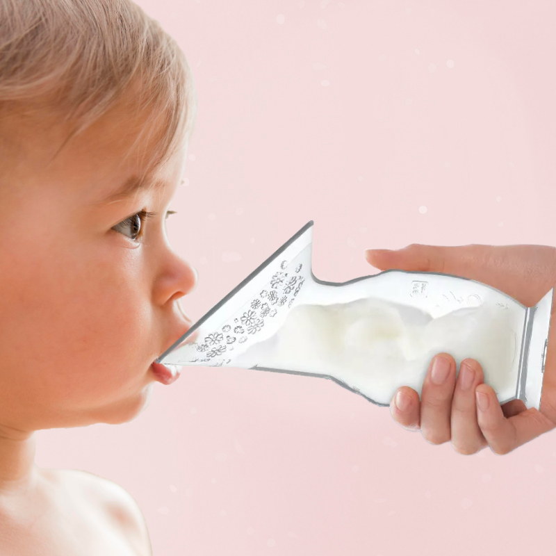 Podanie mleka dziecku bezpośrednio z magicznej buteleczki -kolektora na mleko Bocioland